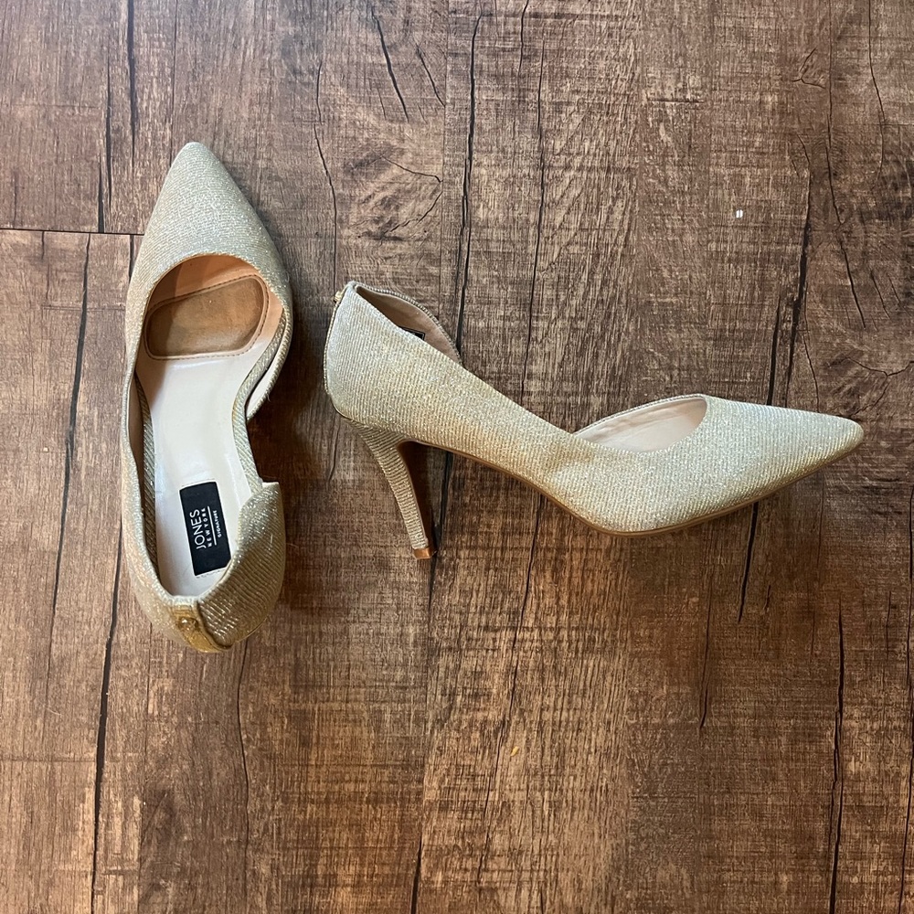 Gold heels!!